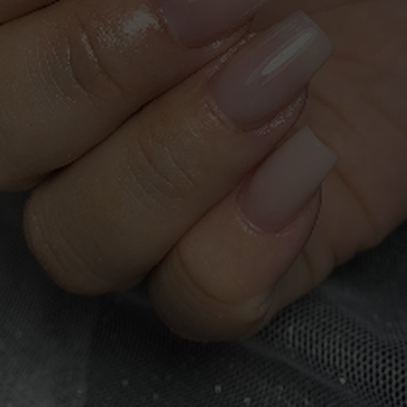 Alongamento em gel nude natural com acabamento quadrado