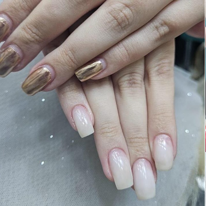 Unhas em degradê baby boomer com detalhe cromado dourado
