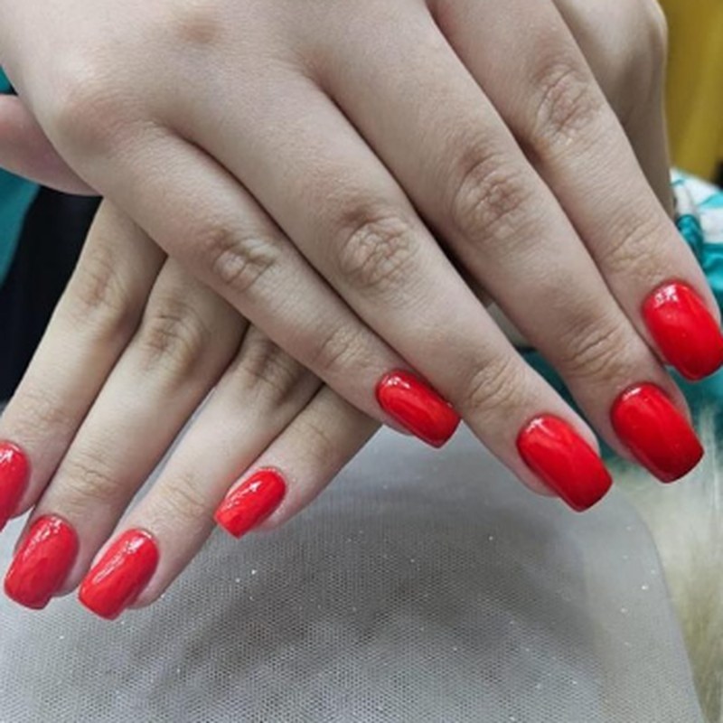 Esmaltação em gel vermelha com brilho intenso