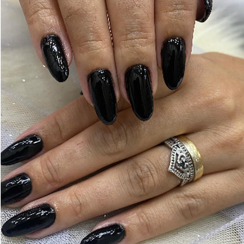 Unhas pretas em gel com formato amendoado