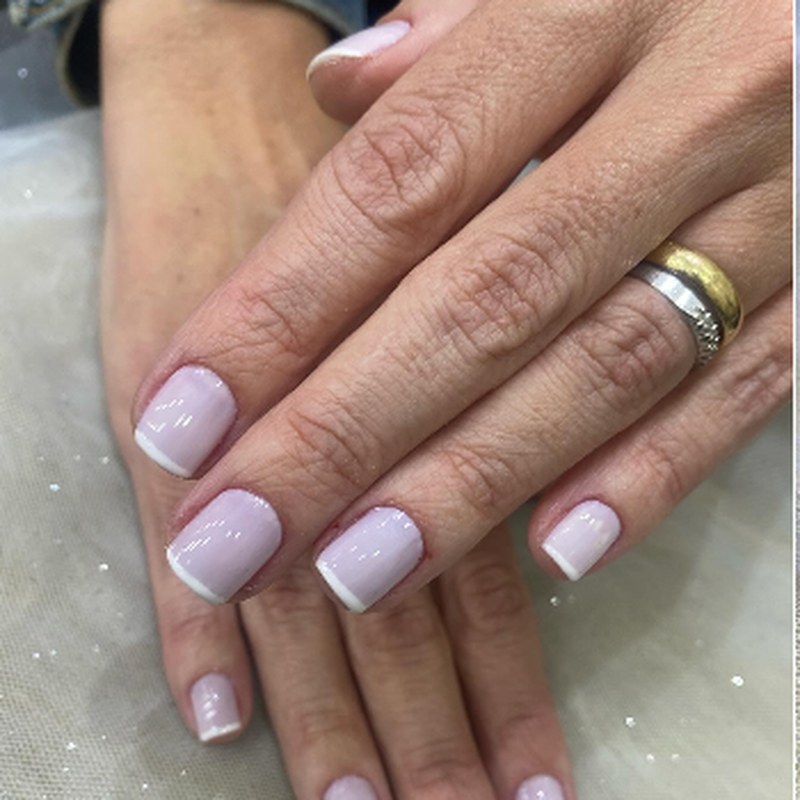 Manicure em tom rosa leitoso com acabamento impecável
