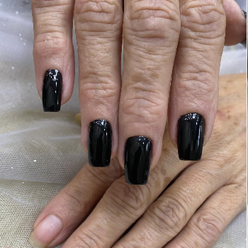Esmaltação preta em gel com acabamento espelhado