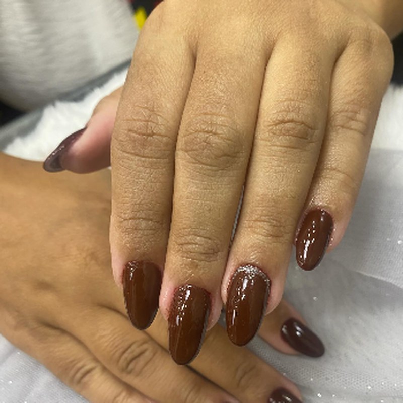 Unhas em marrom chocolate com brilho profundo